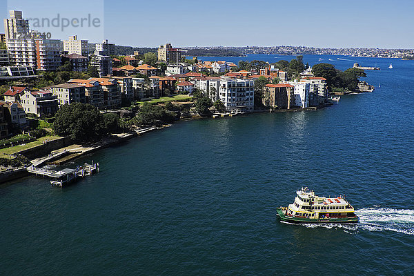 Fähre nähert sich dem Dock im Hafen von Sydney an einem sonnigen Tag in Sydney  Australien