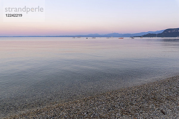 Strand und Seeufer in der Morgendämmerung am Gardasee (Lago di Garda) bei Bardolino in Venetien  Italien
