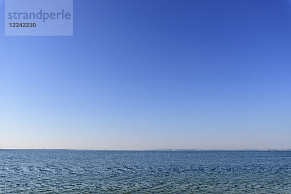 Gardasee (Lago di Garda) und blauer Himmel an einem sonnigen Sommertag am Gardasee in Venetien  Italien