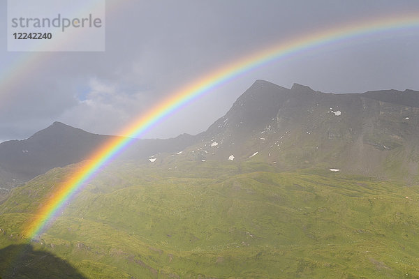 Regenbogen über der Berglandschaft auf der Kaiser Franz Josefs Höhe in der Großglockner Hochalpenstraße im Nationalpark Hohe Tauern  Kärnten  Österreich