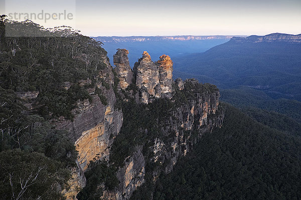 Three Sisters und landschaftlicher Überblick über den Blue Mountains National Park in New South Wales  Australien