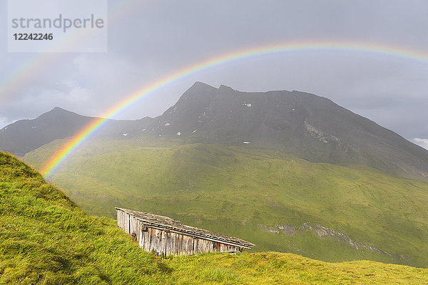 Regenbogen über Berglandschaft mit Berghütte auf Kaiser Franz Josefs Hohe in Großglockner Hochalpenstraße im Nationalpark Hohe Tauern  Kärnten  Österreich