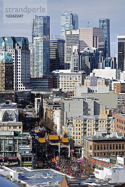 Überblick über das Stadtzentrum mit dem Millennium Gate in Chinatown Gate und der chinesischen Neujahrsparade  Vancouver  British Columbia  Kanada