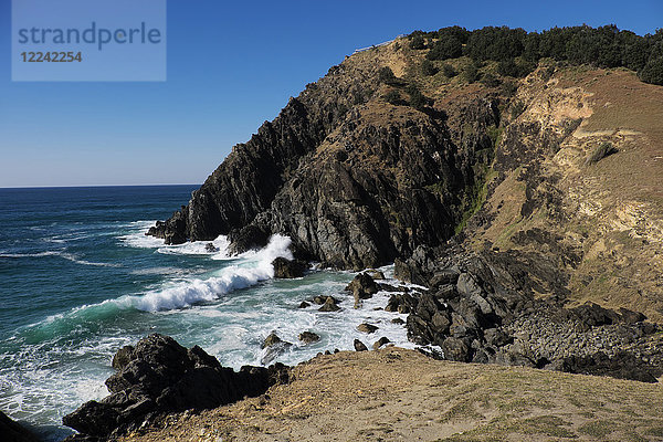 Blick auf die felsige Küste und die brechenden Wellen in Byron Bay in New South Wales  Australien