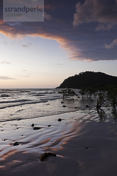 Silhouette der Küstenlinie und des Strandes am Cape Tribulation bei Sonnenaufgang im Daintree National Park  Australien