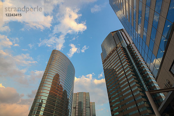 Bürogebäude und Himmel  Tokio  Japan