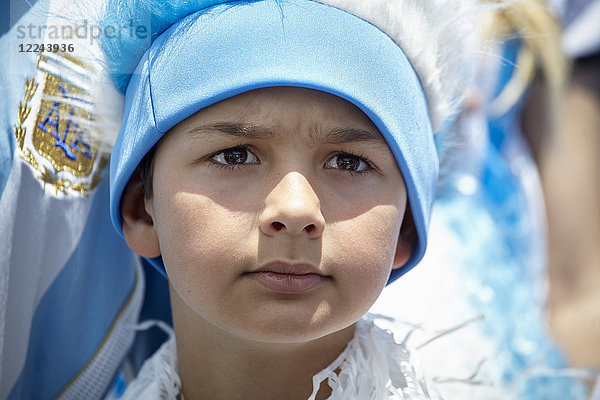 Junge unterstützt argentinischen Fußball beim Spiel  Porträt