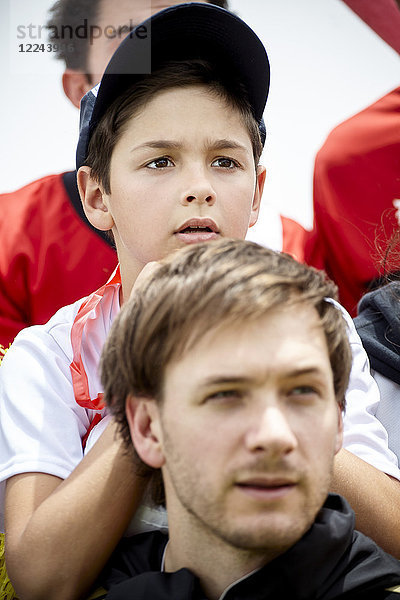 Vater und Sohn beim gemeinsamen Fußballspiel