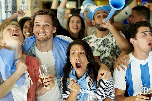 Argentinische Fußballfans beim gemeinsamen Spiel in der Kneipe