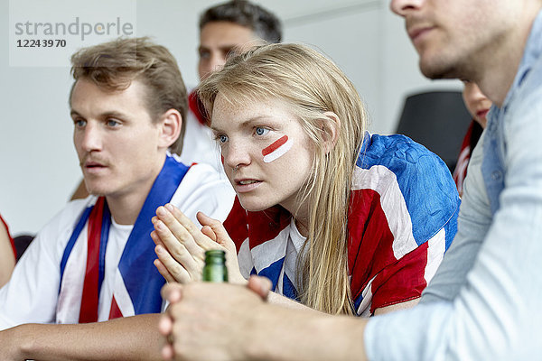 Britische Fußballfans beim gemeinsamen Spiel zu Hause