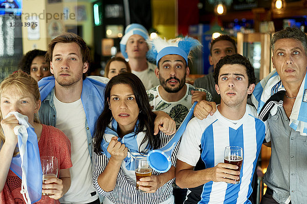 Argentinische Fußballfans beim gemeinsamen Spiel in der Kneipe