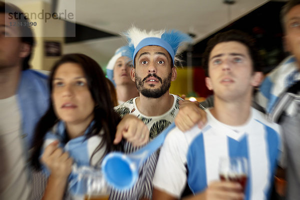 Argentinische Fußballfans schauen sich das Spiel in der Bar an