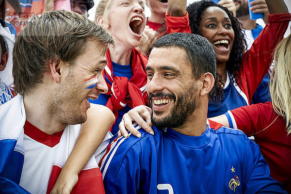 Französische Fußballfans beim Fußballspiel