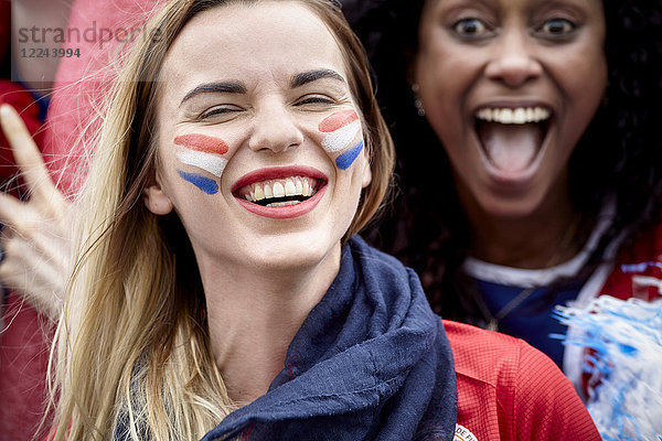 Französische Fußballfans lächeln und jubeln über das Spiel