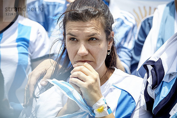 Argentinischer Fußballfan beobachtet Spiel mit ängstlichem Gesichtsausdruck