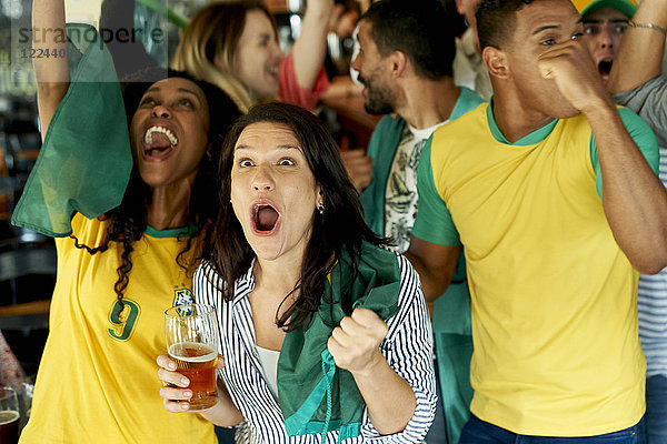 Brasilianische Fußballfans beim gemeinsamen Spiel in der Kneipe