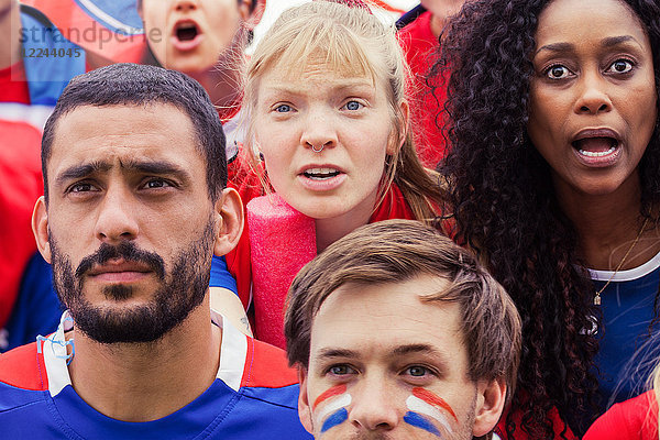 Französische Fußballfans schauen gespannt auf das Spiel