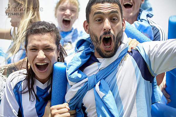 Begeisterte argentinische Fußballfans beim Spiel