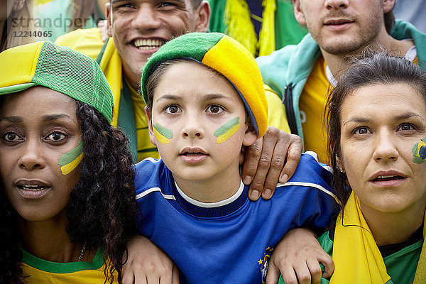 Brasilianische Fußballfans beobachten das Spiel aufmerksam