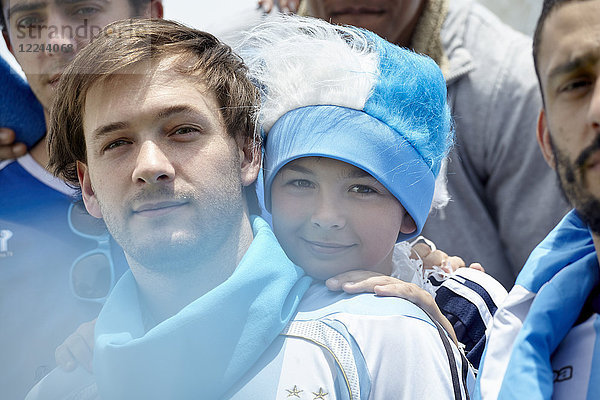 Vater und Sohn beim Fußballspiel  Porträt