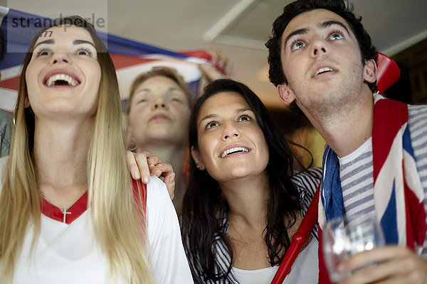 Britische Fußballfans beobachten Spiel in der Bar