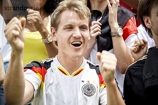 Deutscher Fußballanhänger jubelt beim Spiel