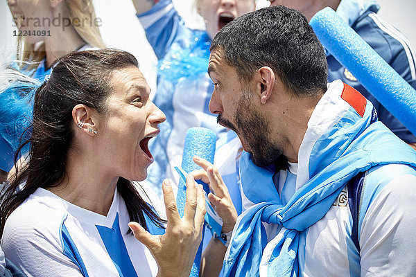 Argentinische Fußballfans schreien begeistert über das Spiel