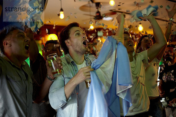 Argentinische Fußballfans feiern Sieg in der Bar