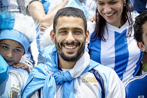Argentinischer Fußballfan lächelt beim Spiel  Porträt