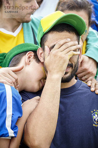 Brasilianische Fußballfans nach dem Fußballspiel traurig