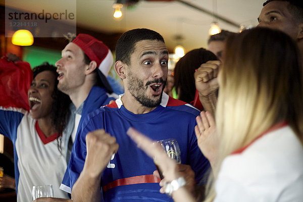 Französische Fußballfans feiern Sieg in der Bar