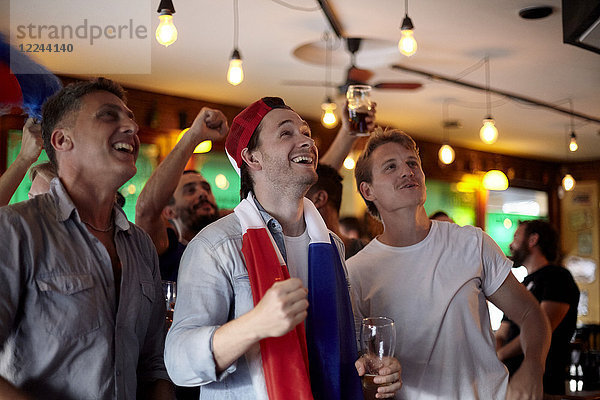 Französische Fußballfans beobachten das Spiel in der Bar