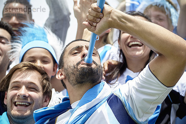 Argentinischer Fußballfan spielt Vuvuzela beim Spiel