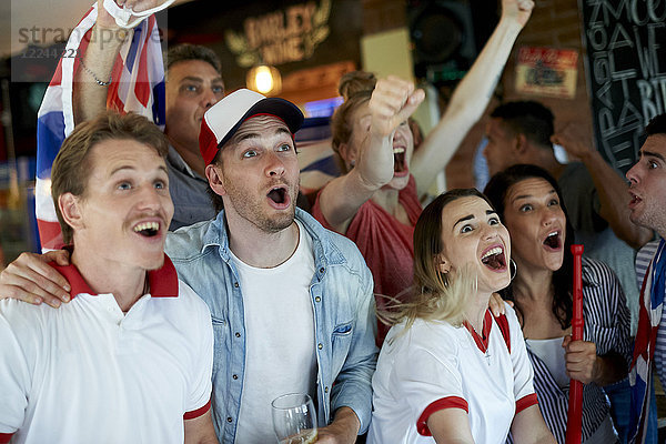 Englische Fußballfans beim gemeinsamen Rechnen im Pub