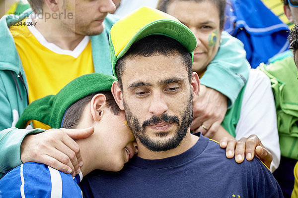 Brasilianische Fußballfans trösten sich gegenseitig beim Spiel