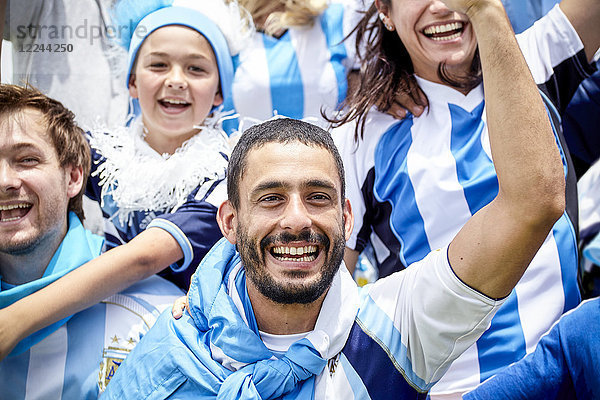 Argentinische Fußballfans jubeln über das Spiel