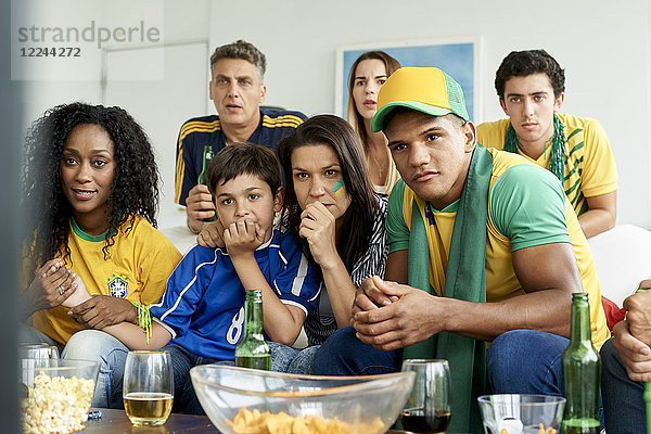 Brasilianische Fußballfans beim gemeinsamen Fernsehspiel