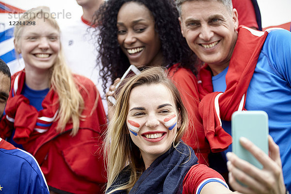 Französischer Fußballfan beim Fußballspiel mit einem Selfie