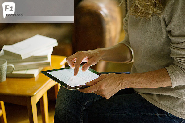 Frau mit digitalem Tablett zu Hause