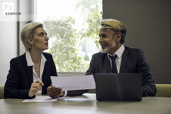 Frau und Mann treffen sich im Amt