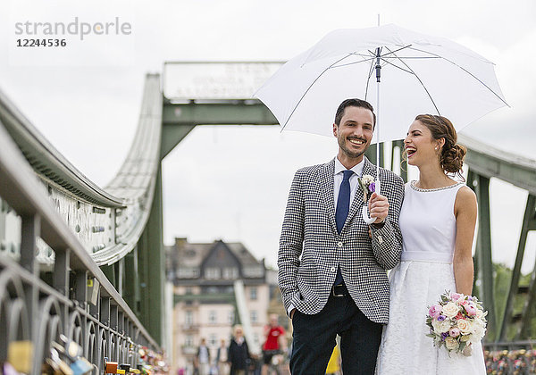 Hochzeitspaar mit Schirm