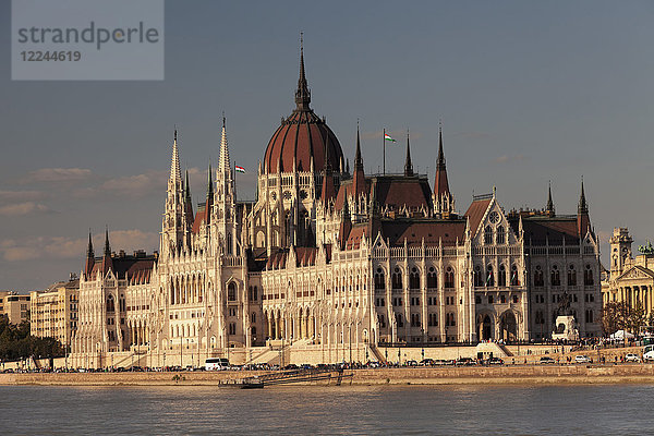 Parlamentsgebäude bei Sonnenuntergang  Fluss Donau  UNESCO-Weltkulturerbe  Budapest  Ungarn  Europa