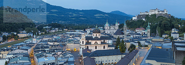 Blick auf die Burg Hohensalzburg über der Altstadt  Salzburg  Österreich  Europa