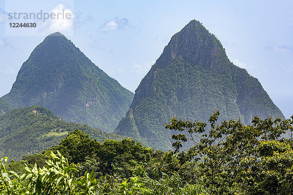 Die beiden Pitons  UNESCO-Welterbe  bei Soufriere  St. Lucia  Inseln über dem Winde  Westindien  Karibik  Mittelamerika