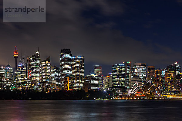 Panoramablick auf die Stadt Sydney in der Abenddämmerung mit dem Opernhaus  Sydney  New South Wales  Australien  Pazifik