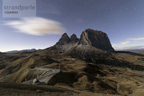 Sternenhimmel über felsigen Gipfeln des Langkofels  Sellajoch  Dolomiten  Südtirol  Provinz Bozen  Italien  Europa