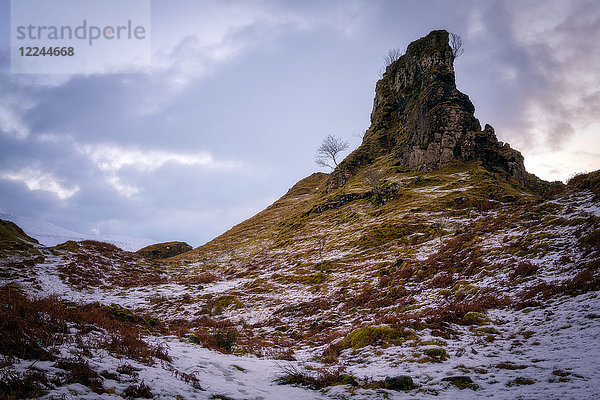 The Castle in the Snow  Fairy Glen  Isle of Skye  Innere Hebriden  Schottland  Vereinigtes Königreich  Europa