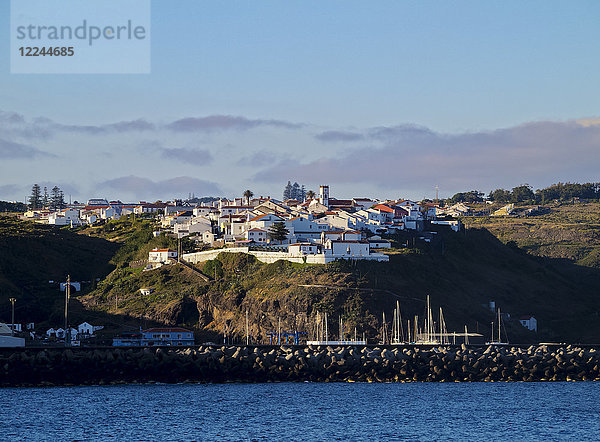 Vila do Porto vom Meer aus gesehen  Insel Santa Maria  Azoren  Portugal  Atlantik  Europa
