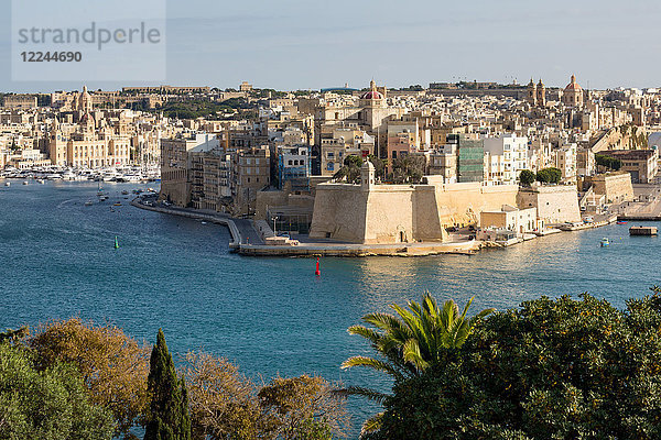 Senglea  eine der drei Städte  und der Grand Harbour in Valletta  UNESCO-Weltkulturerbe und Kulturhauptstadt Europas 2018  Malta  Mittelmeer  Europa