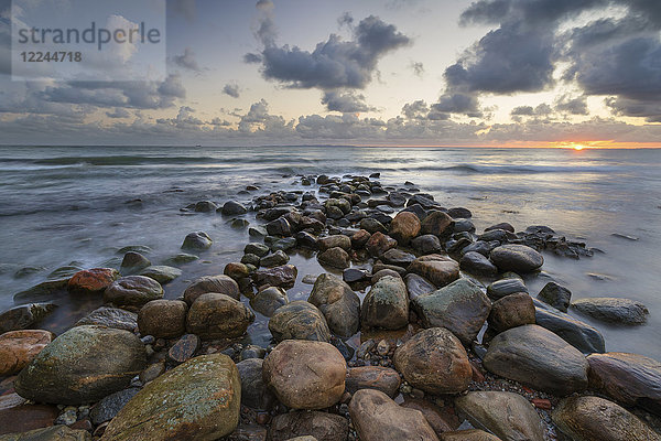 Felsenmole im Meer bei Sonnenaufgang  Munkerup  Kattegat Küste  Seeland  Dänemark  Skandinavien  Europa